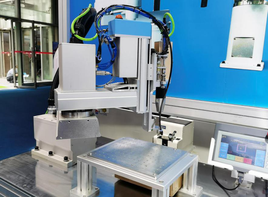 搭载工业机器人的智能拧紧设备 搭载工业机器人的智能拧紧设备